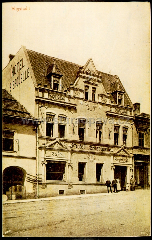 0012-Vitkov1915_05b.jpg - Náměstí - Pivní pramen (velmi stará fotografie).                                                    Budova byla také renovována ještě před r.1935 a disponovala velmi vkusně zařízenými prostory.