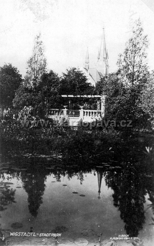 0015-Vitkov1926.jpg - Městský park - stinná besídka viděná od rybníka v městském parku.