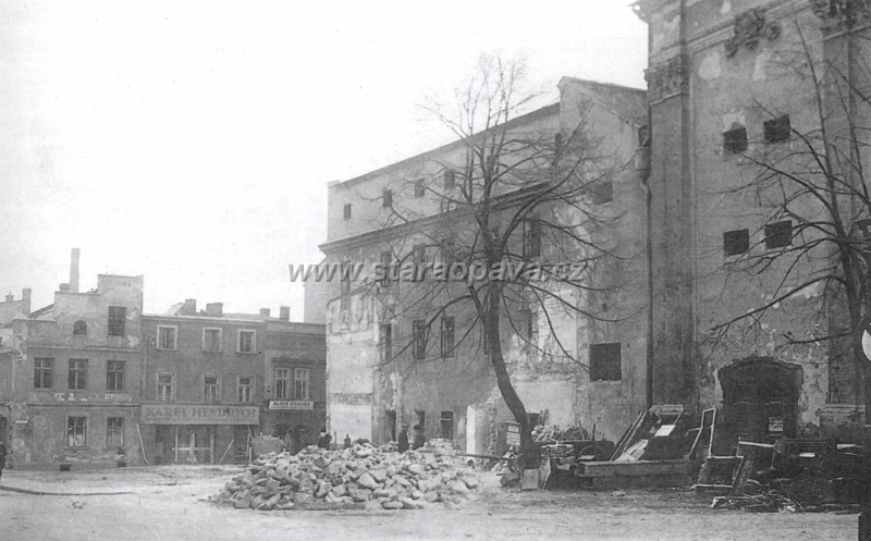 skenování0024.jpg - Pekařská ulice, kostel sv.Václava na fotografii z konce 50.let 20.století. Domy v pozadí na Solné ulici bohužel musely ustoupit panelovému domu, který na jejich místě dnes stojí.