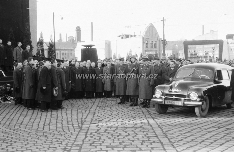 pohrebpetrbezruc01.jpg - Horní náměstí, vlevo divadlo. Budova v pozadí je bývalé kino Svoboda na Kolářské ulici.