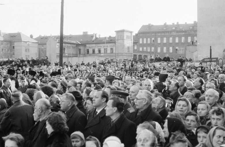 pohrebpetrbezruc02.jpg - Horní náměstí na místě kde dnes stojí Slezanka. V pozadí ještě hasičská zbrojnice z původní zástavby a za ní ulice Popská.