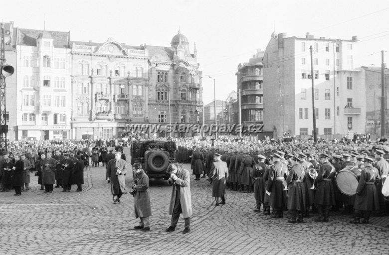 pohrebpetrbezruc03.jpg - Horní náměstí, po pravé straně dnes stojí Slezanka.