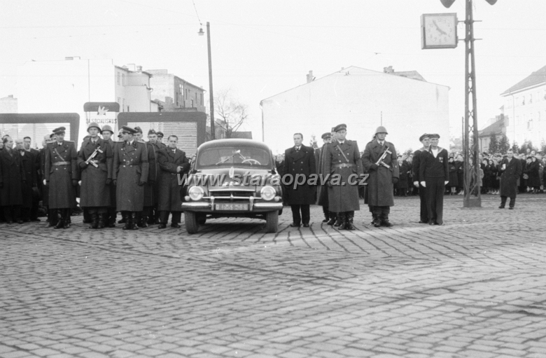 pohrebpetrbezruc04.jpg - Horní náměstí, severní strana. V budoucnu zde bude postaven panelový dům.