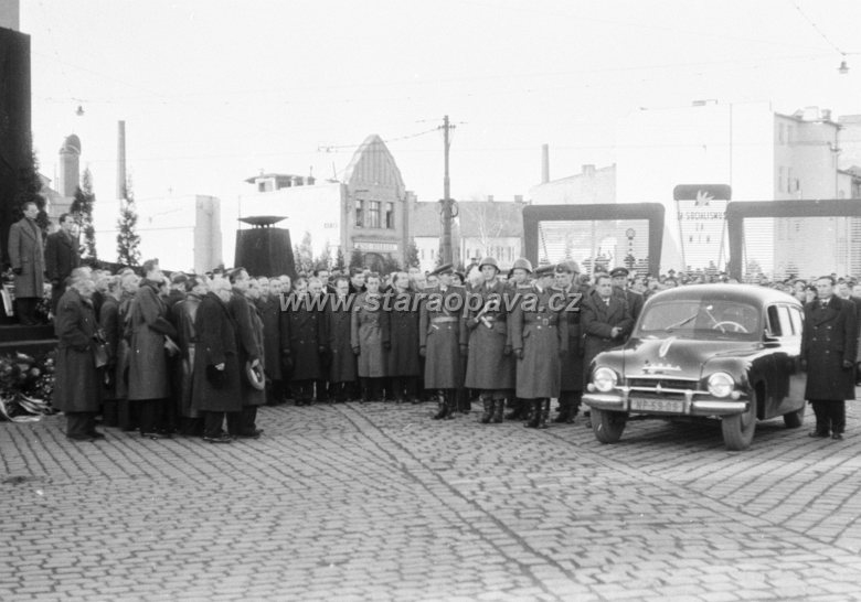 pohrebpetrbezruc05.jpg - Horní náměstí, vlevo divadlo. Budova v pozadí vlevo je bývalé kino Svoboda na Kolářské ulici.