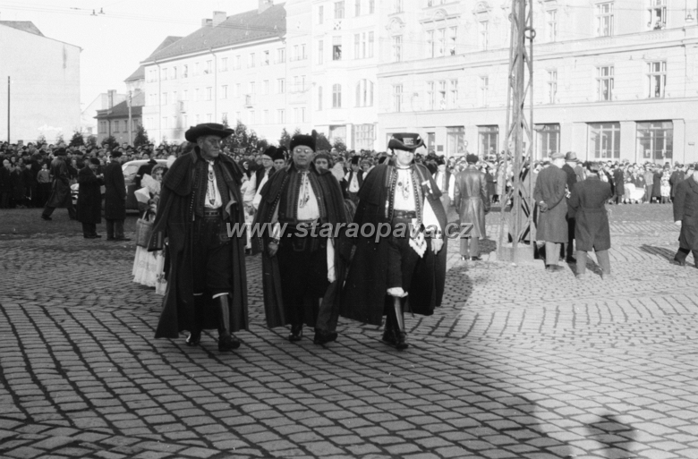 pohrebpetrbezruc07.jpg - Horní náměstí a vpozadí ulice Pekařská.