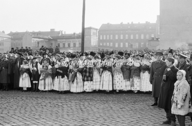 pohrebpetrbezruc08.jpg - Horní náměstí na místě kde dnes stojí Slezanka. V pozadí ještě hasičská zbrojnice z původní zástavby a za ní ulice Popská.