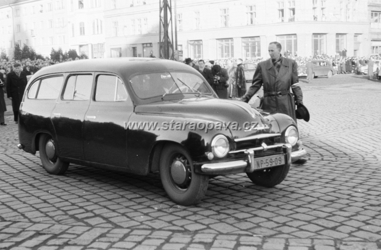 pohrebpetrbezruc09.jpg - Horní náměstí a v pozadí Pekařská ulice.