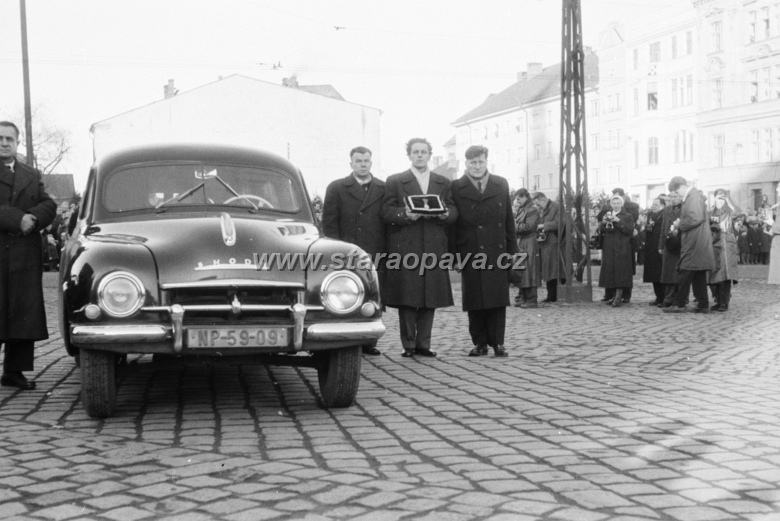 pohrebpetrbezruc10.jpg - Horní náměstí, severní strana a vpravo kousek ulice Pekařské.
