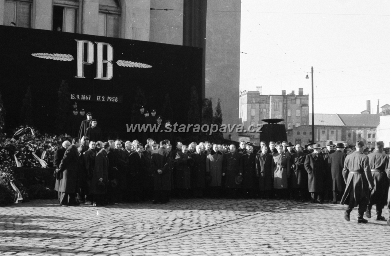pohrebpetrbezruc14.jpg - Horní náměstí, divadlo.
