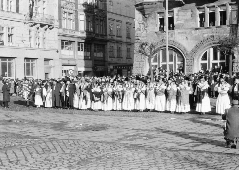 pohrebpetrbezruc15.jpg - Horní náměstí před Hláskou.