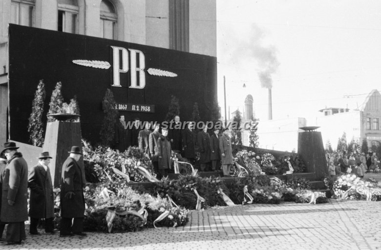 pohrebpetrbezruc16.jpg - Horní náměstí, divadlo.