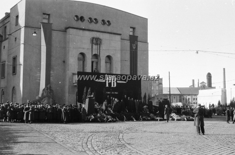 pohrebpetrbezruc17.jpg - Horní náměstí, divadlo.