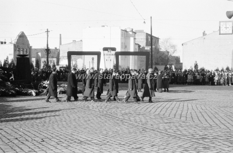pohrebpetrbezruc18.jpg - Horní náměstí, severní strana.