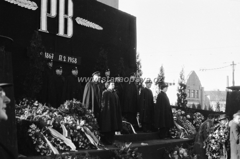 pohrebpetrbezruc19.jpg - Horní náměstí, divadlo.