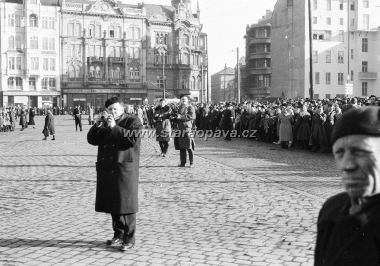 pohrebpetrbezruc20.jpg - Horní náměstí, po pravé straně dnes stojí Slezanka.