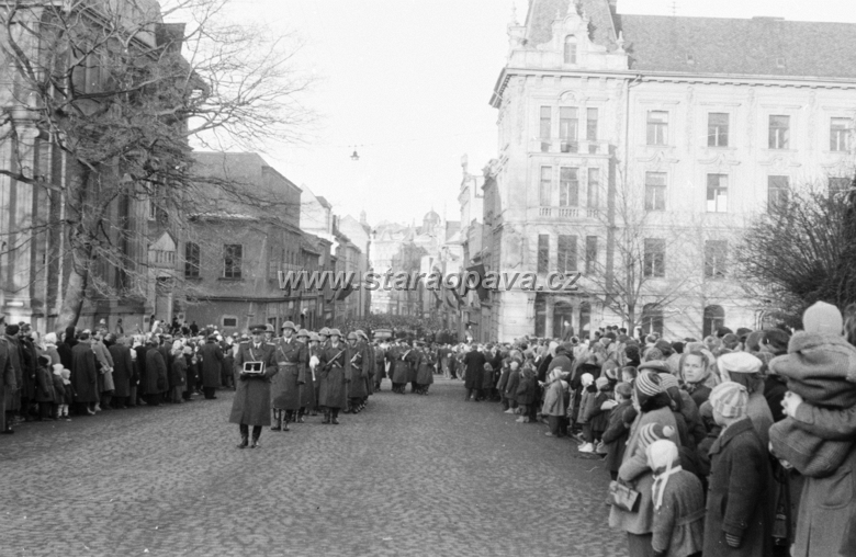 pohrebpetrbezruc21.jpg - Ostrožná ulice, vlevo dnešní Obecní dům.