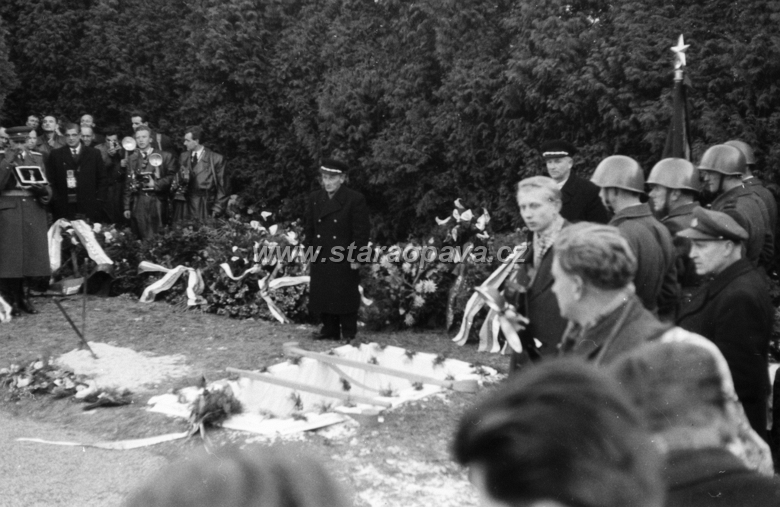 pohrebpetrbezruc25.jpg - Městský hřbitov
