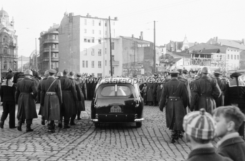 pohrebpetrbezruc26.jpg - Horní náměstí, po pravé straně dnes stojí Slezanka.