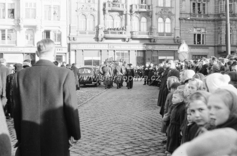 pohrebpetrbezruc27.jpg - Horní náměstí, po pravé straně dnes stojí Slezanka.