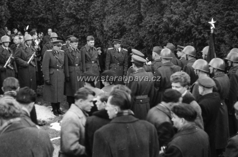 pohrebpetrbezruc32.jpg - Městský hřbitov