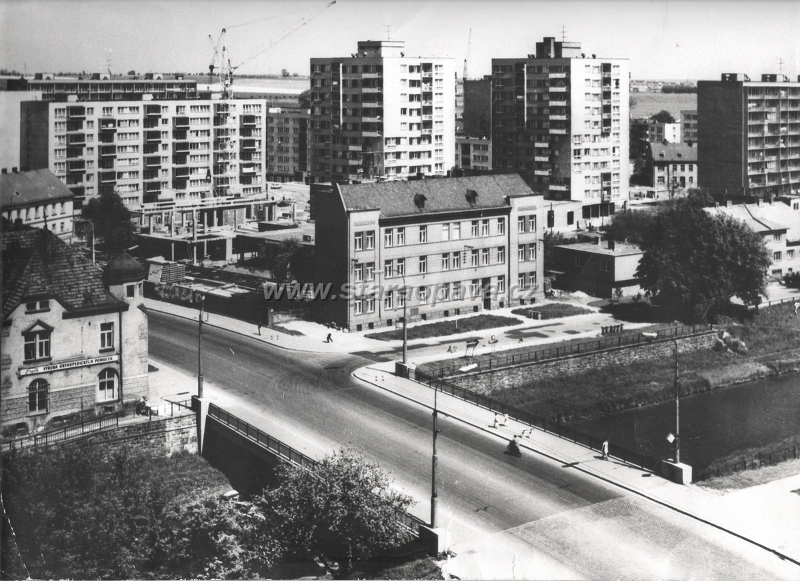 skenování0101.jpg - Pohled na již skoro dostavěné sídliště s rozestavěnou budovou dnešního supermarketu Albert. Fotografie ze 70.let 20.století