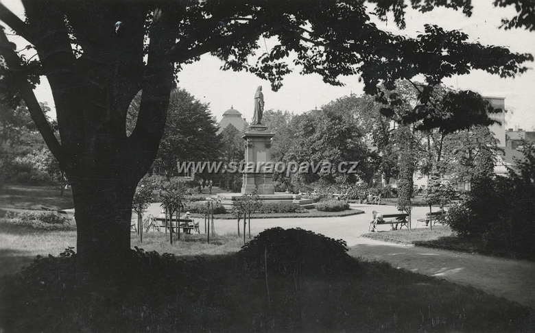 POH.OP.SADSVO1937.A1.jpg - Císaře Josefa nahradila po roce 1918 socha básníka Friedricha Schillera. Pohlednice z roku 1937.