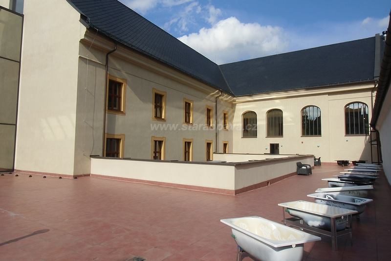 11214113_450067741832371_9208942001613305057_n.jpg - Na terase je umístěna výstava smaltovaných van.
