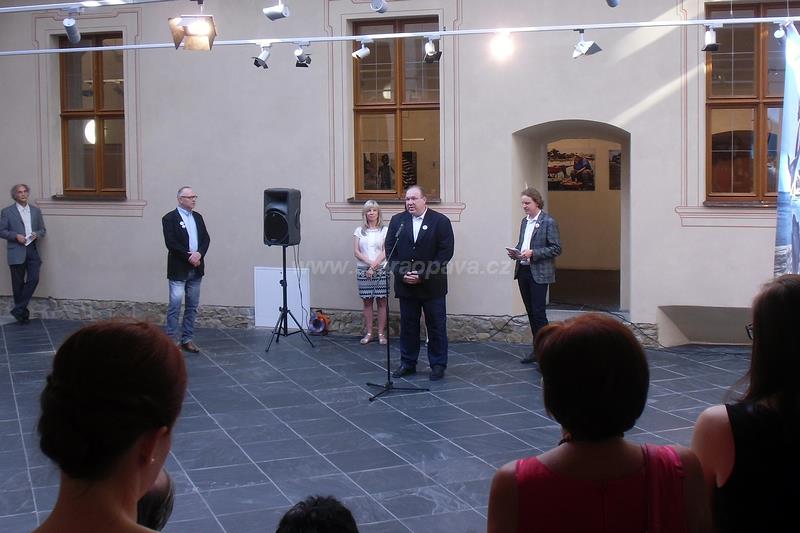 11737813_450067715165707_3622205711124585062_n.jpg - Rudolf Dybowicz z jehož sbírky je většina exponátů, promlouvá k výstavě Assmann / obraz opavské každodennosti.