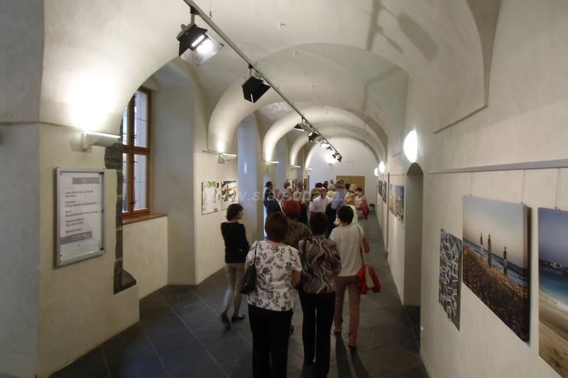 11760073_450067638499048_5826357937385523370_n.jpg - V přízemí jsou umístěny fotografie k výstavě No Stress!