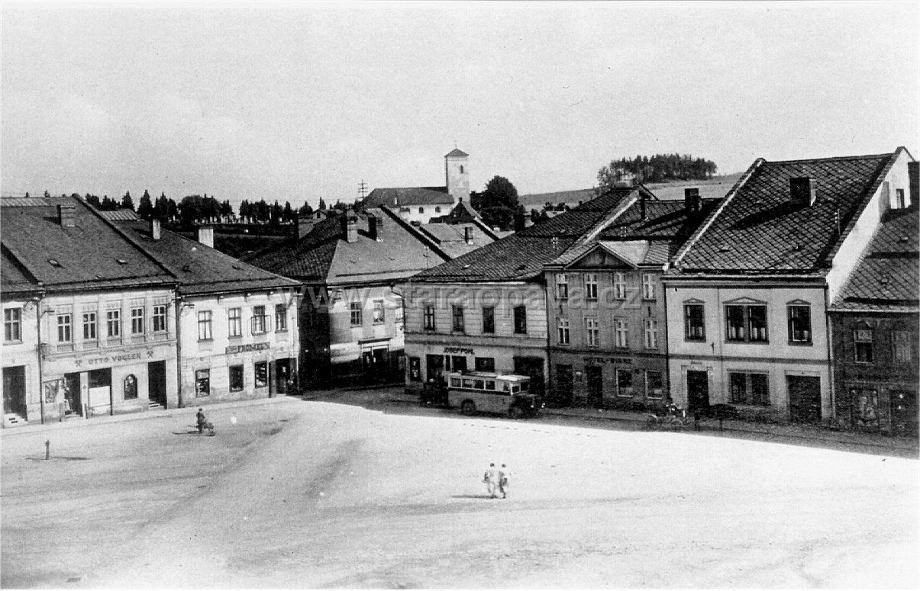 0022-Vitkov1933_05.jpg - Náměstí - jihovýchod s abutobusem.